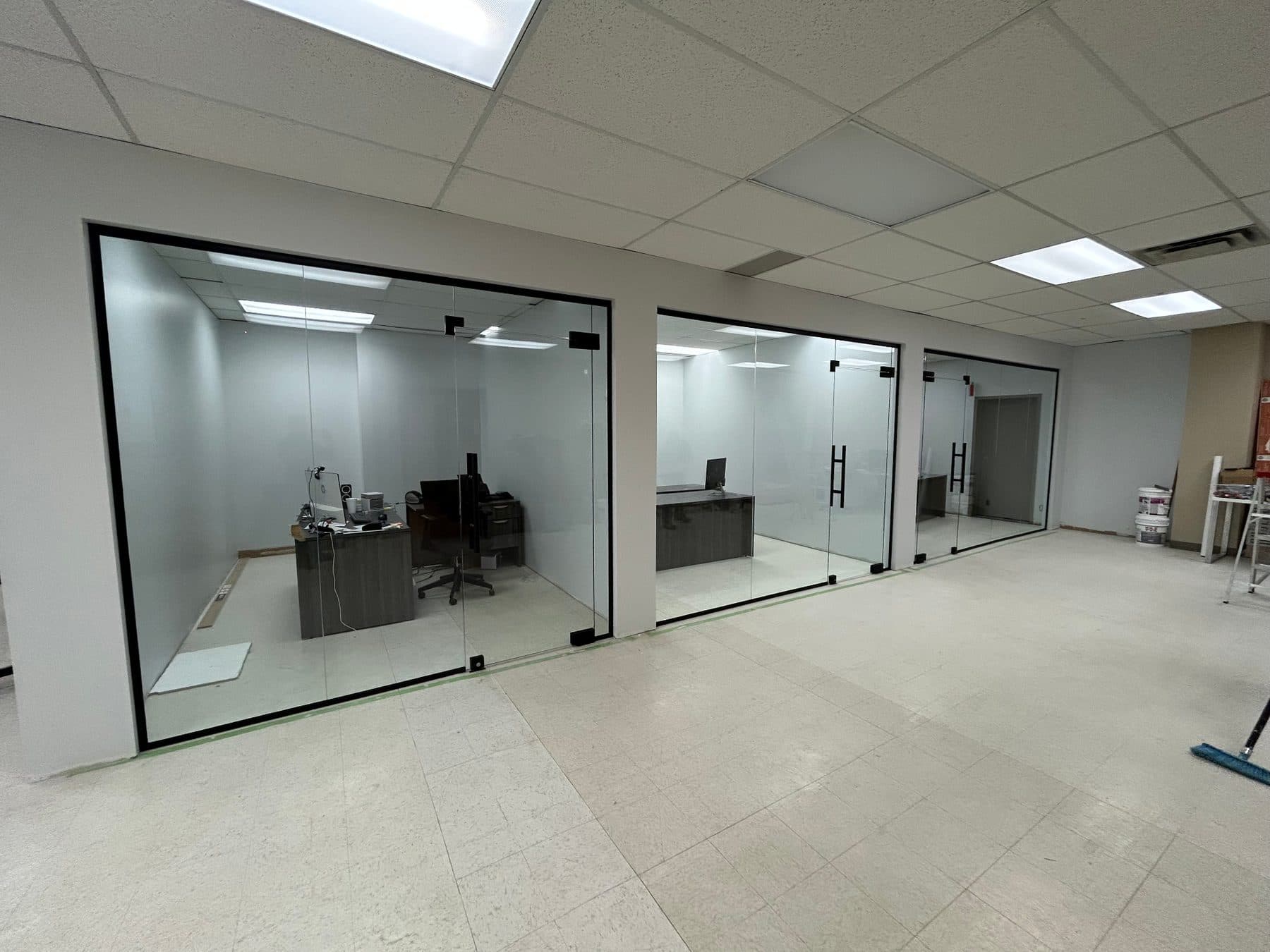 Bureaux fermés par des cloisons en verre à profilés noirs