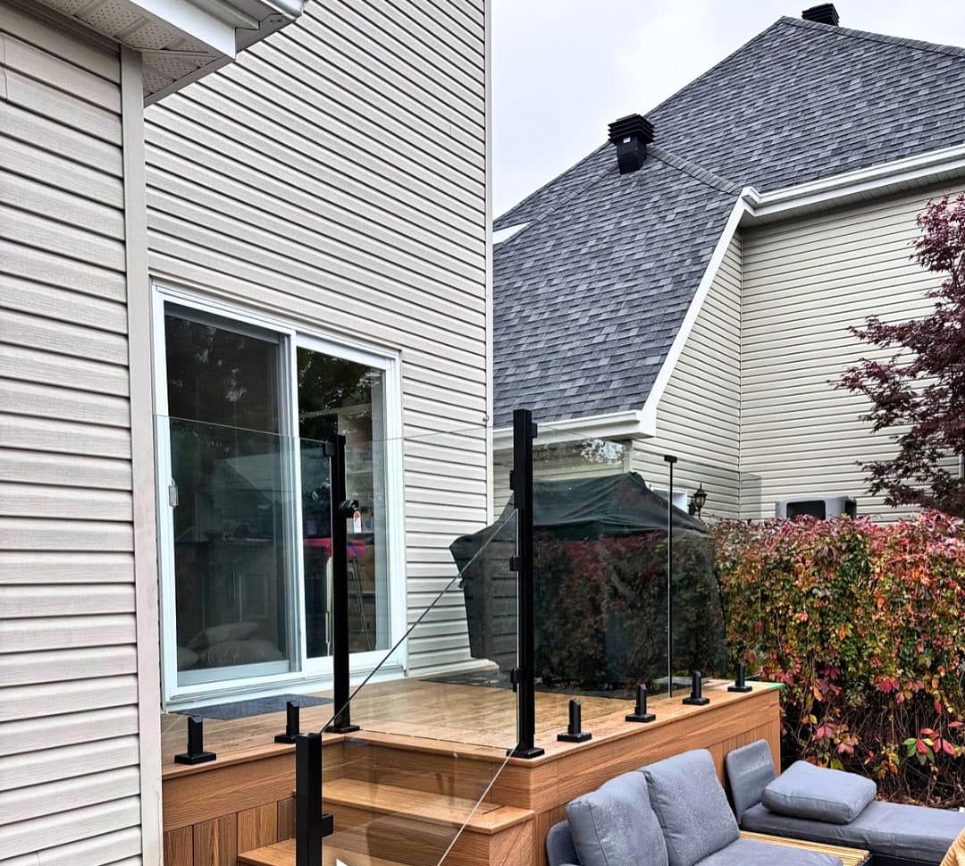Garde-corps en verre sur une terrasse en bois